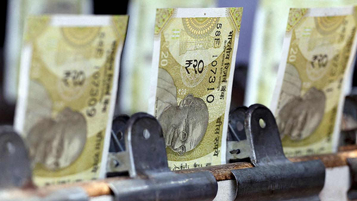 रुपया फॉल्स 23 पैस में यूएस डॉलर के मुकाबले 85.50 का ताजा रिकॉर्ड कम करने के लिए