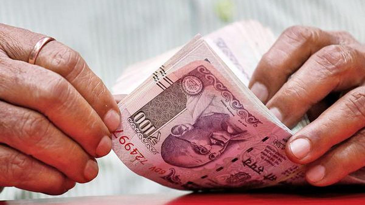 रुपया अमेरिकी डॉलर के मुकाबले 85.73 पर बंद होने के लिए 9 पैस गिरता है