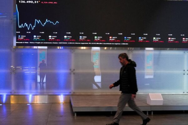 Global stocks mostly fall as Trump ramps up tariff threats