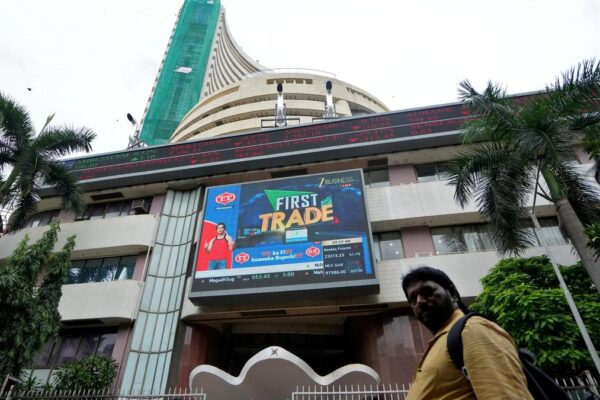 Stock markets fall for second day on weak global trends, fresh foreign fund outflows